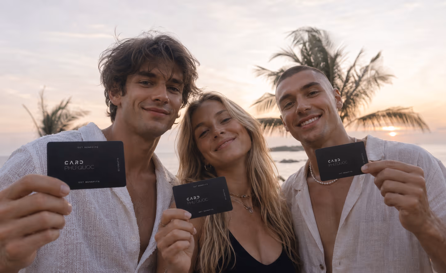 Przyjaciele na plaży trzymający karty Card Phu Quoc