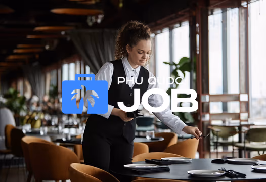 Phú Quốc Job, kelnerka nakrywająca stolik w restauracji